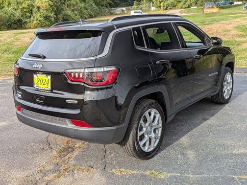 2024 Jeep Compass Latitude Lux