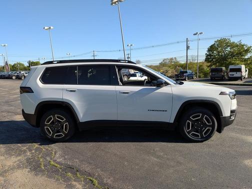 Bright White Clearcoat 2026 Jeep Cherokee LAREDO/LIMITED