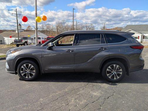 2022 Toyota Highlander Hybrid XLE