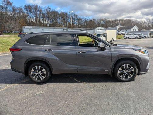 2022 Toyota Highlander Hybrid XLE