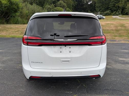 Bright White Clearcoat 2026 Chrysler Pacifica Select