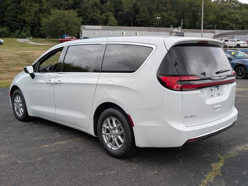 Bright White Clearcoat 2026 Chrysler Pacifica Select