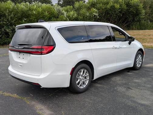 Bright White Clearcoat 2026 Chrysler Pacifica Select