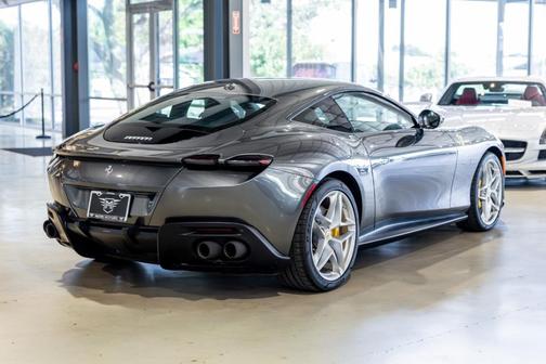 Grigio Silverstone Metallic 2024 Ferrari Roma Base