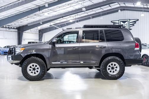 Magnetic Gray Metallic 2019 Toyota Land Cruiser V8