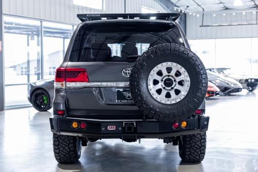 Magnetic Gray Metallic 2019 Toyota Land Cruiser V8