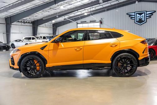 Arancio Borealis Metallic 2022 Lamborghini Urus