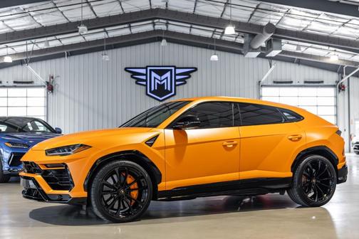 Arancio Borealis Metallic 2022 Lamborghini Urus