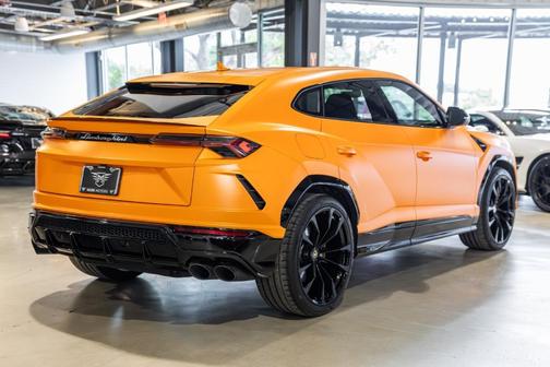 Arancio Borealis Metallic 2022 Lamborghini Urus