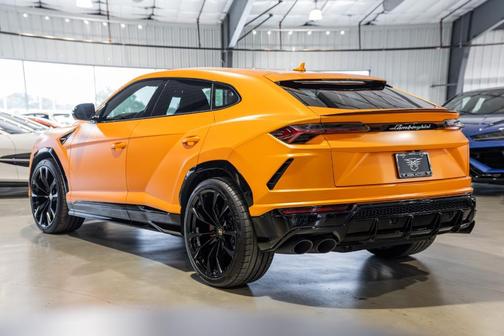 Arancio Borealis Metallic 2022 Lamborghini Urus