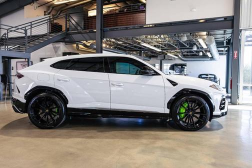 2021 Lamborghini Urus Graphite Capsule