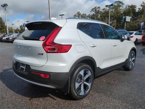 2025 Volvo XC40 B5 Plus Bright Theme