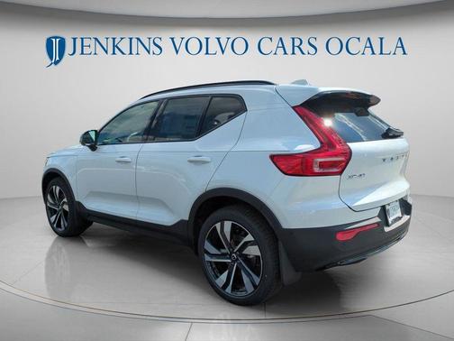 Crystal White 2026 Volvo XC40 B5 Ultra