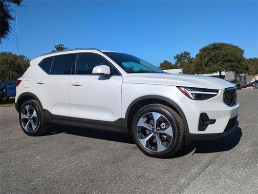 2025 Volvo XC40 B5 Plus Bright Theme