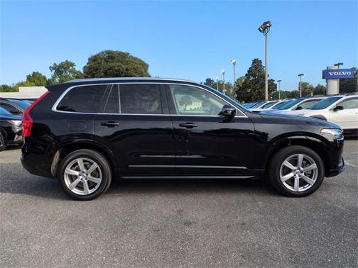 2022 Volvo XC90 T5 Momentum 7 Passenger