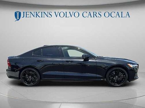 Onyx Black 2022 Volvo S60 R-Design