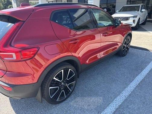 2023 Volvo XC40 B4 Ultimate Dark Theme