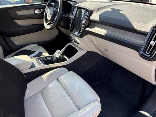2023 Volvo XC40 B4 Ultimate Dark Theme