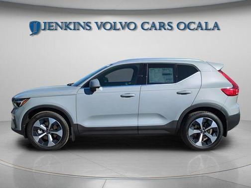 2025 Volvo XC40 B5 Core Bright Theme