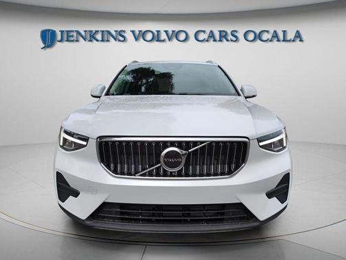 2025 Volvo XC40 B5 Core Bright Theme