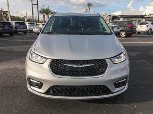 2023 Chrysler Pacifica Touring-L