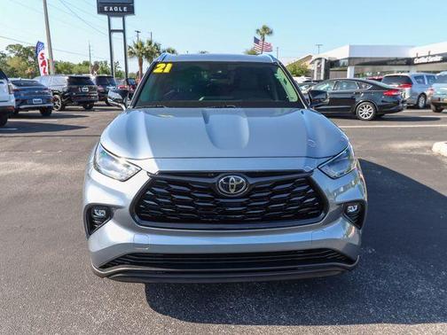 Moon Dust 2021 Toyota Highlander XLE