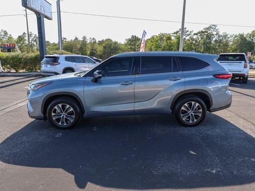 Moon Dust 2021 Toyota Highlander XLE