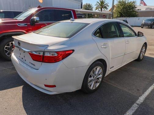 White 2013 Lexus ES 300h Base