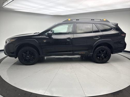 Crystal Black Silica 2022 Subaru Outback Wilderness