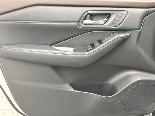 Pearl White Tricoat 2023 Nissan Rogue SL