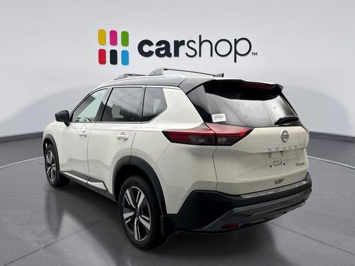 Pearl White Tricoat/Super Black 2023 Nissan Rogue SL