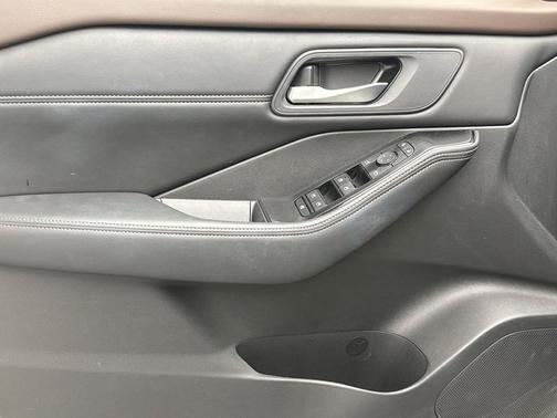 Pearl White Tricoat 2023 Nissan Rogue SV