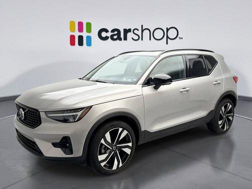 2025 Volvo XC40 B5 Plus Dark Theme