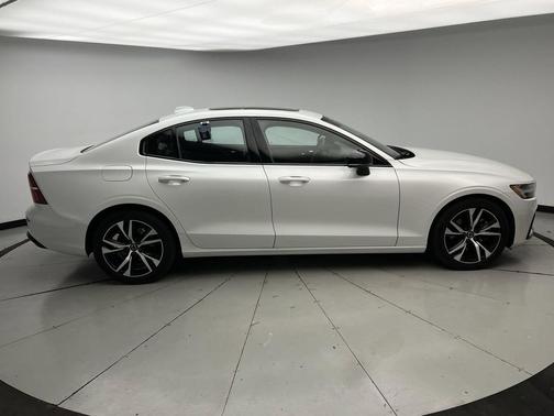 2023 Volvo S60 B5 Plus Dark Theme