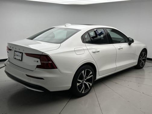 2023 Volvo S60 B5 Plus Dark Theme