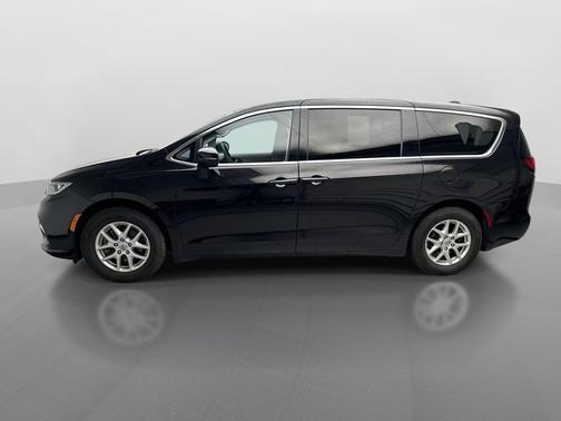 Brilliant Black Crystal Pearlcoat 2023 Chrysler Pacifica Touring L