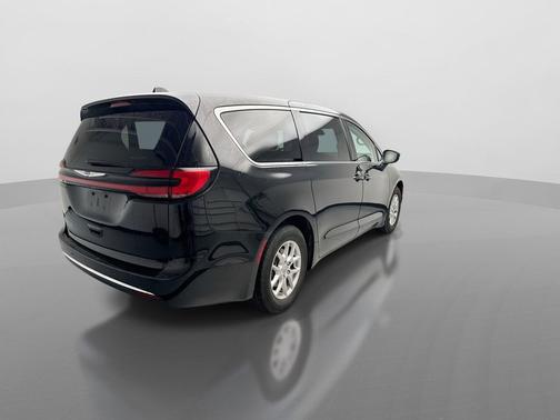 Brilliant Black Crystal Pearlcoat 2023 Chrysler Pacifica Touring L