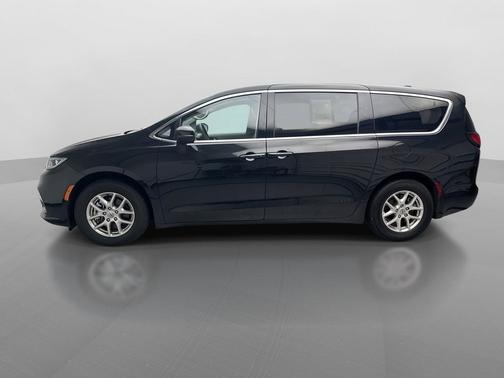 Brilliant Black Crystal Pearlcoat 2023 Chrysler Pacifica Touring L
