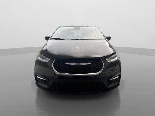 Brilliant Black Crystal Pearlcoat 2023 Chrysler Pacifica Touring L