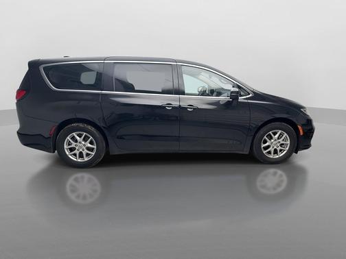 Brilliant Black Crystal Pearlcoat 2023 Chrysler Pacifica Touring L