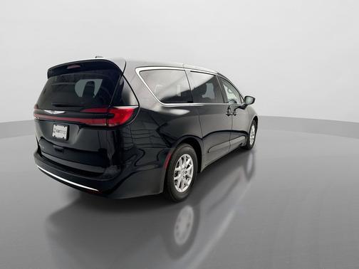 Brilliant Black Crystal Pearlcoat 2023 Chrysler Pacifica Touring L