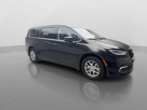 Brilliant Black Crystal Pearlcoat 2023 Chrysler Pacifica Touring L