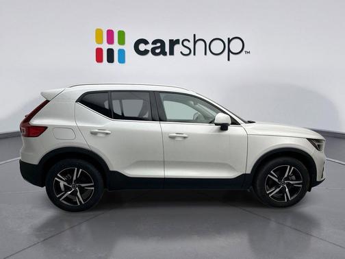 Crystal White 2025 Volvo XC40 B5 Core Bright Theme