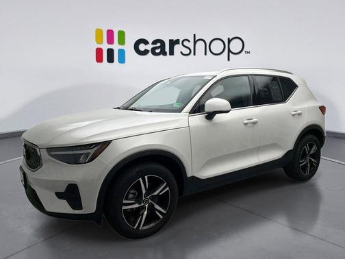 Crystal White 2025 Volvo XC40 B5 Core Bright Theme