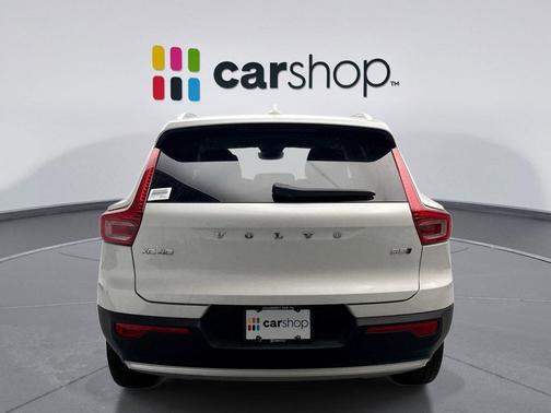 Crystal White 2025 Volvo XC40 B5 Core Bright Theme