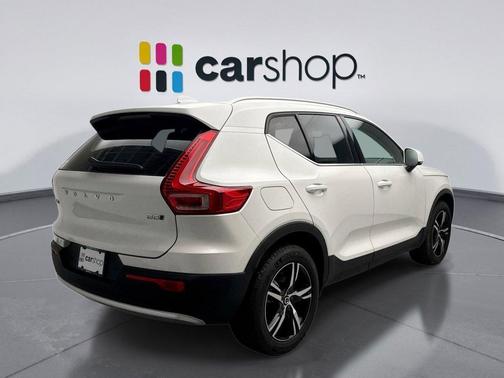 Crystal White 2025 Volvo XC40 B5 Core Bright Theme