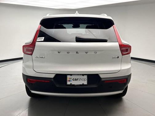 Crystal White 2025 Volvo XC40 B5 Core Bright Theme