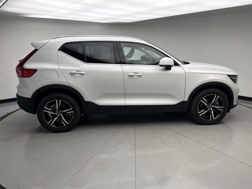 Crystal White 2025 Volvo XC40 B5 Core Bright Theme
