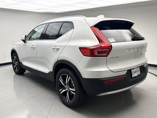Crystal White 2025 Volvo XC40 B5 Core Bright Theme