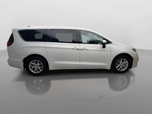 Bright White Clearcoat 2023 Chrysler Pacifica Touring L